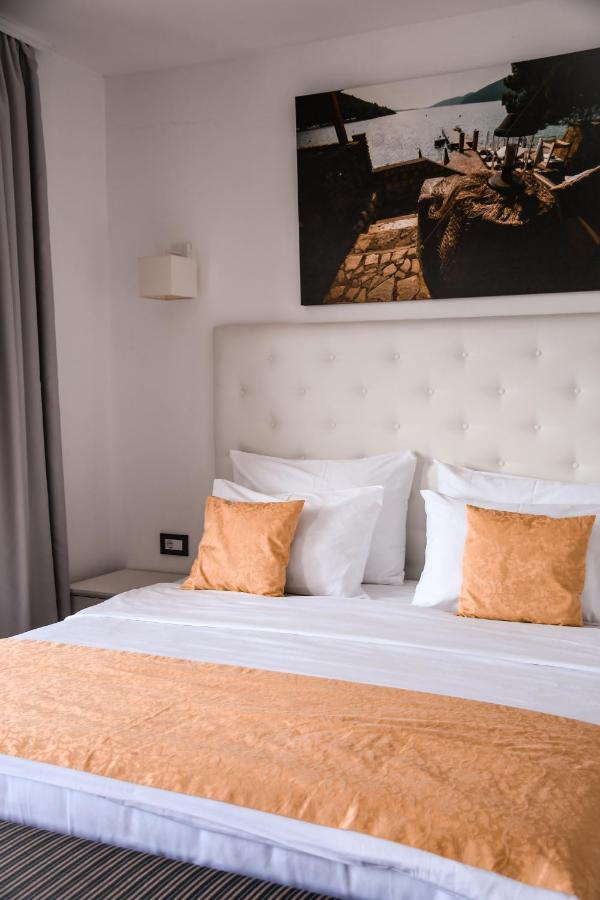 Rose Hotel