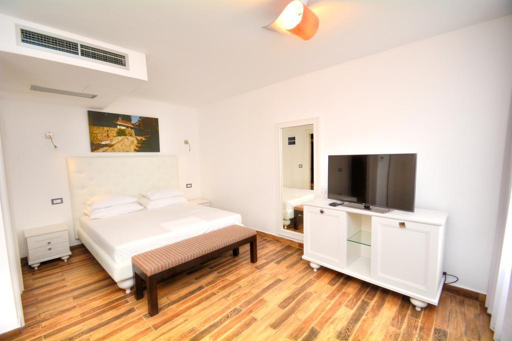 Rose Hotel